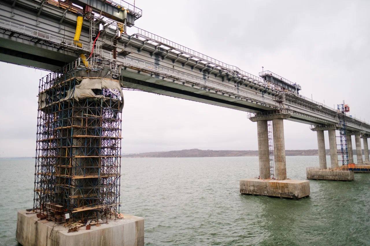 Танкеры с газом не могут покинуть Азовское море из-за ограничений на проход под Крымским мостом — СМИ