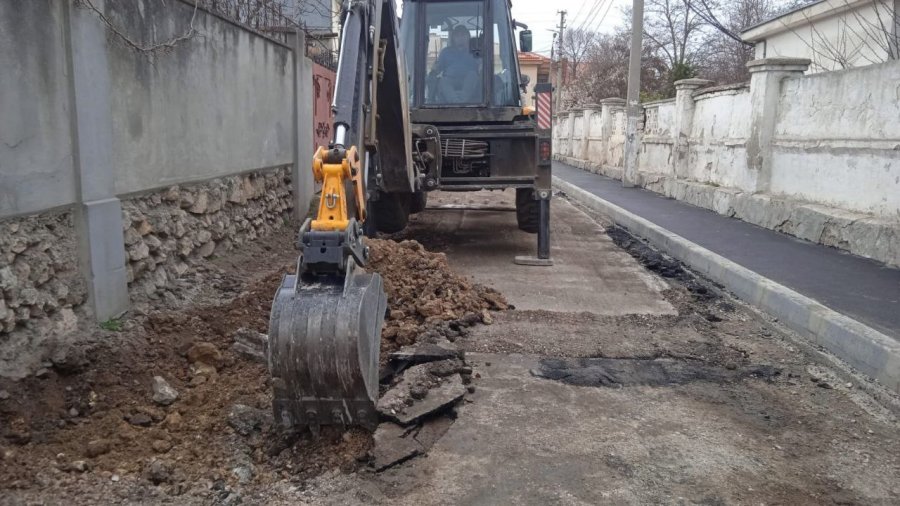 В Севастополе ремонтируют дорогу вблизи общеобразовательного учреждения