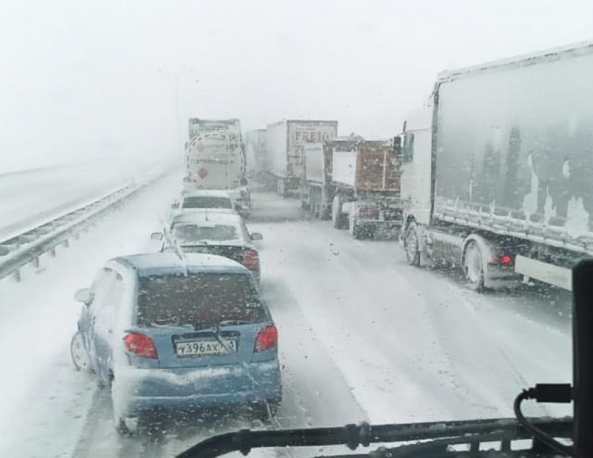 Из-за аномального снегопада на трассе в Ростовской области возникла 30-километровая автомобильная пробка