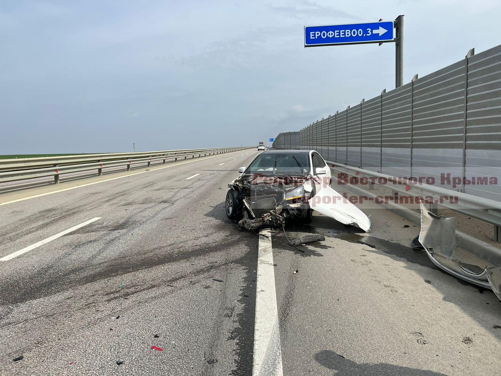 На востоке Крыма попал в ДТП автомобиль с пристегнутым гусем