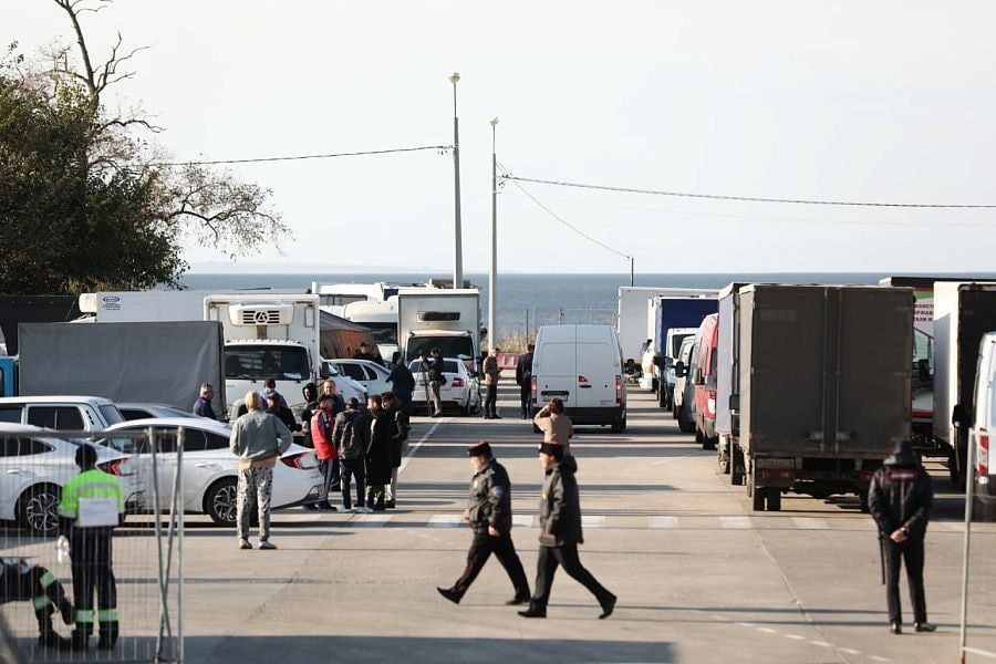 В очереди на Керченскую переправу в Крым стоят 77 машин