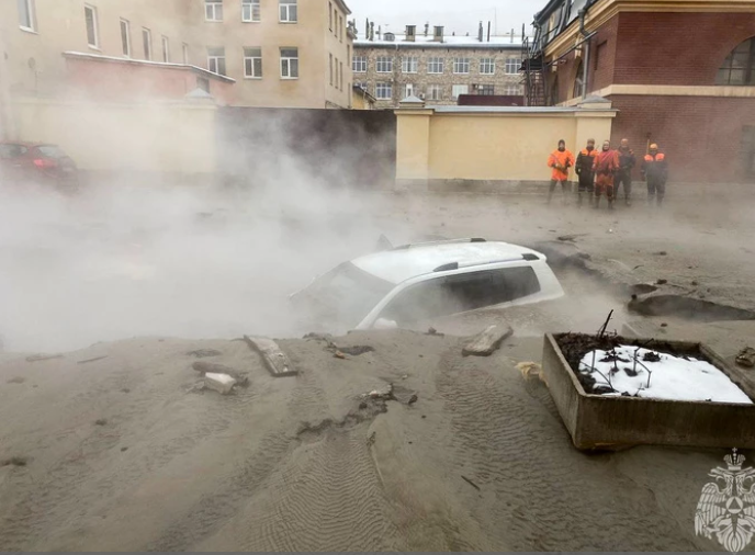 Машина с двумя детьми провалилась в яму с кипятком в Петербурге