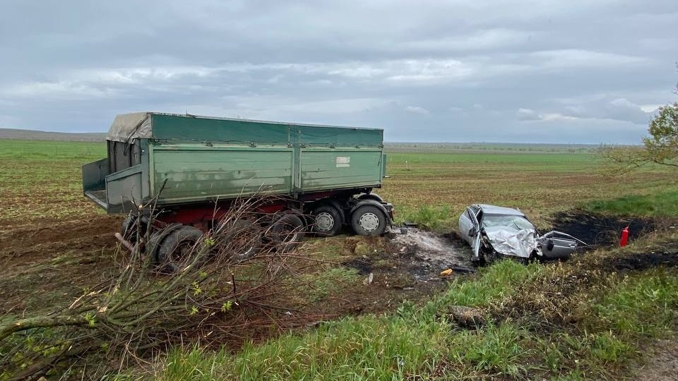 В Крыму водитель легковушки погиб после столкновения с фурой