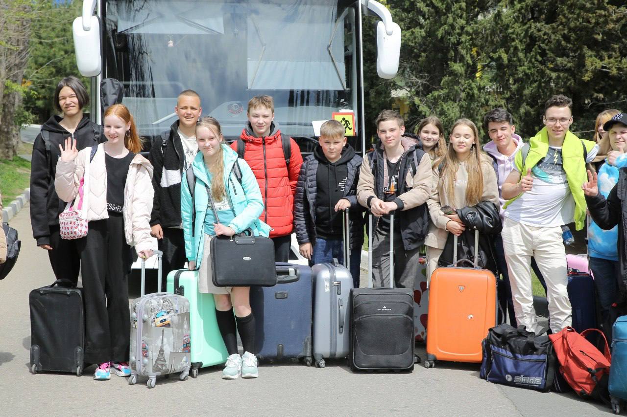 Севастопольские дети участников СВО отправились в Международный лагерь «Артек»