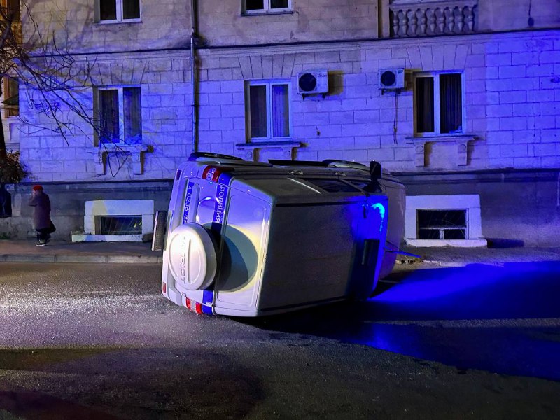 В Севастополе полицейский автомобиль в результате ДТП опрокинулся на бок (фото)