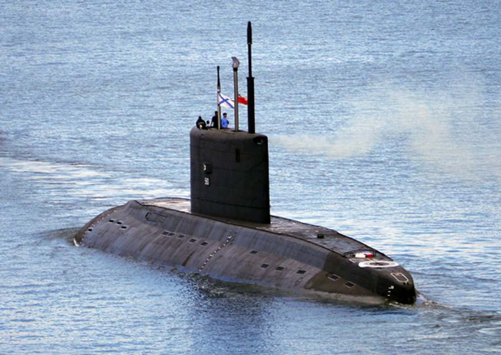 Экипаж подводной лодки ЧФ выполняет учебные задачи в Черном море