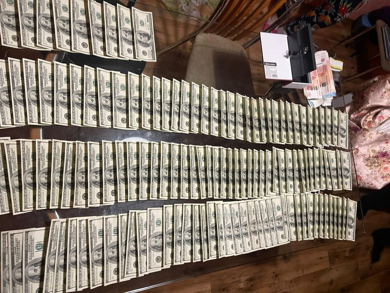 Крымчанин украл из домашнего сейфа 30 тысяч долларов, принадлежащих родственнице