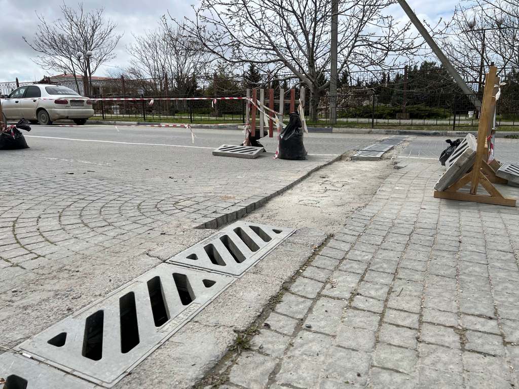 Горхоз Севастополя закатал ливневку в бетон: теперь новоявленные реки появятся и на улице Парковой 