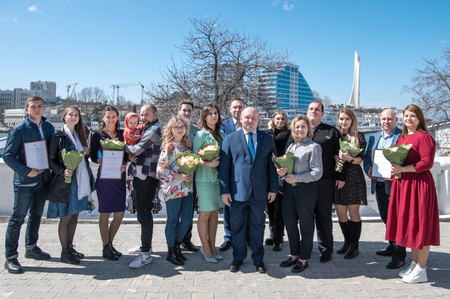 Губернатор Севастополя вручил жилищные сертификаты молодым семьям