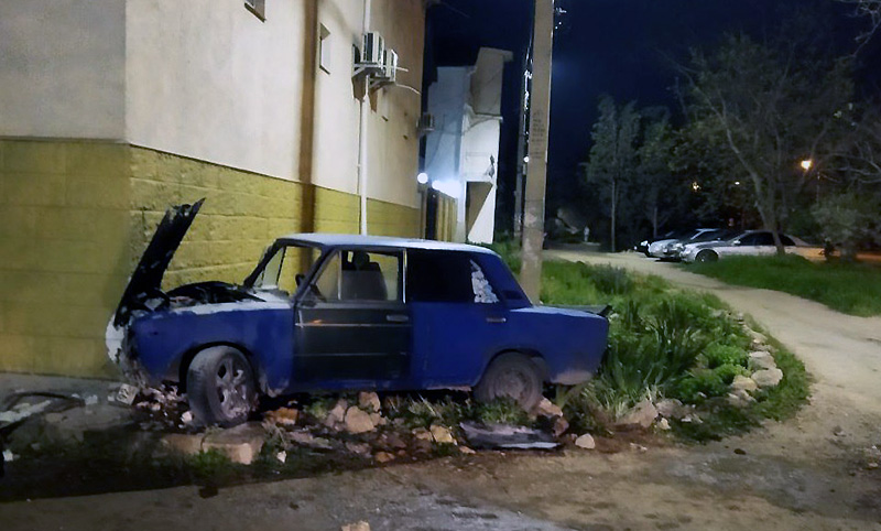 В Севастополе подросток на легковушке врезался в жилой дом