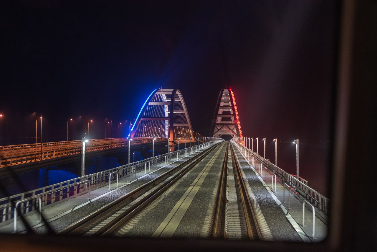 В мае по восстановленной железнодорожной части Крымского моста досрочно запустят поезда