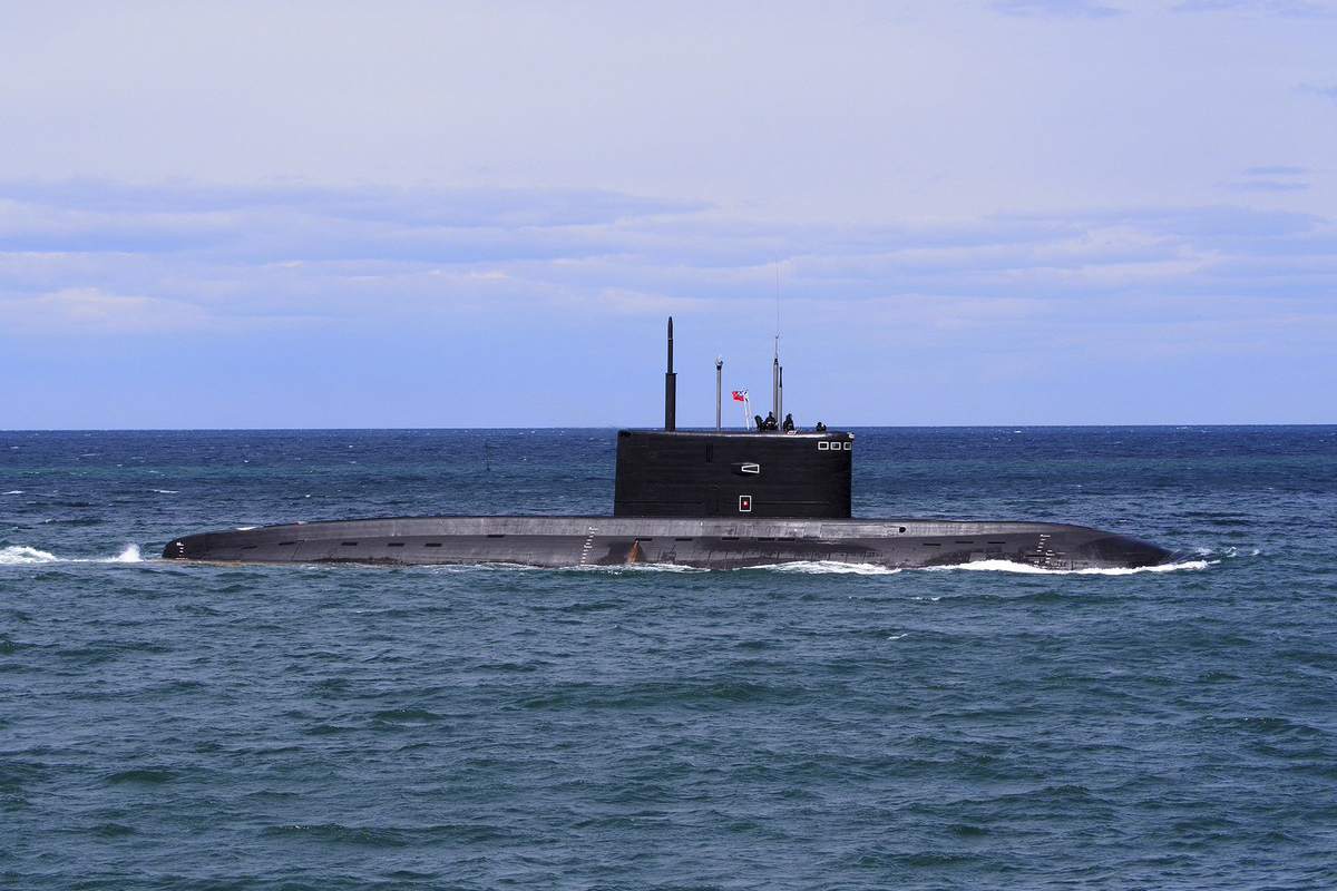 Экипаж подводной лодки «Алроса» выполняет учебные задачи в Черном море