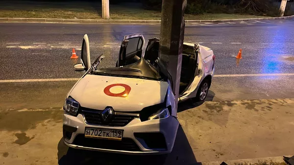 В Севастополе водитель такси врезался в столб