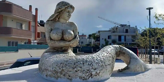 В Италии установили статую русалки с очень крупными формами