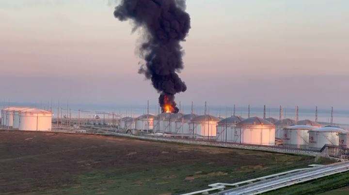 Пожар на нефтебазе Тамани вызвал упавший беспилотник