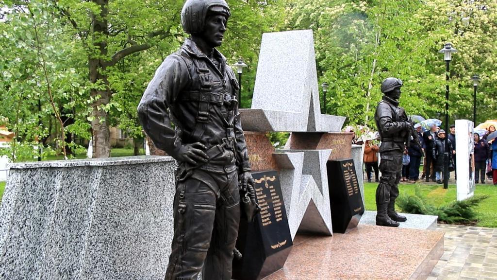Под Симферополем открыли первый в Крыму памятник погибшим участникам СВО