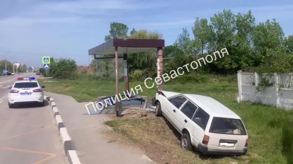 В Севастополе автомобиль врезался в остановку общественного транспорта