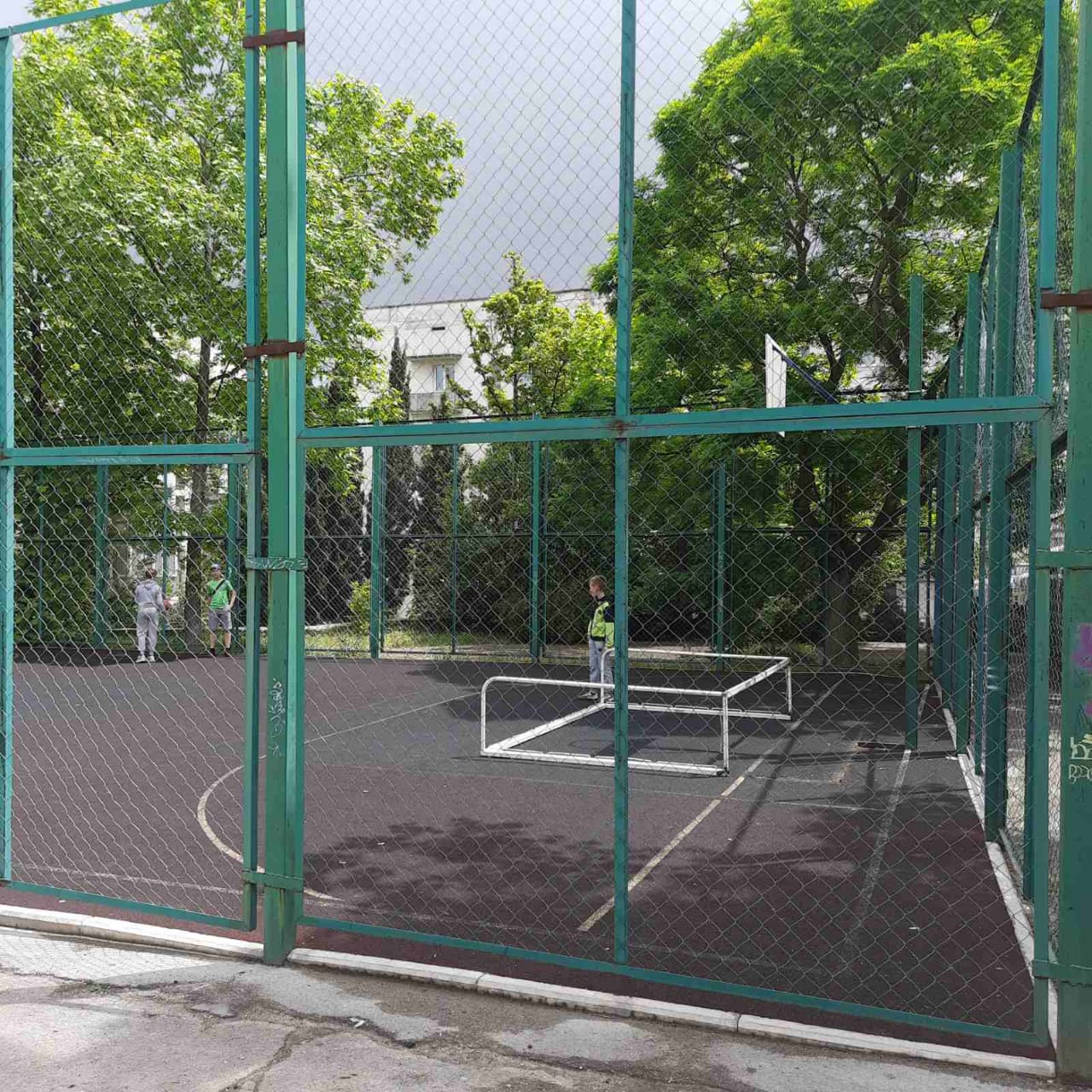 В Севастополе на ребенка на игровой площадке упали футбольные ворота