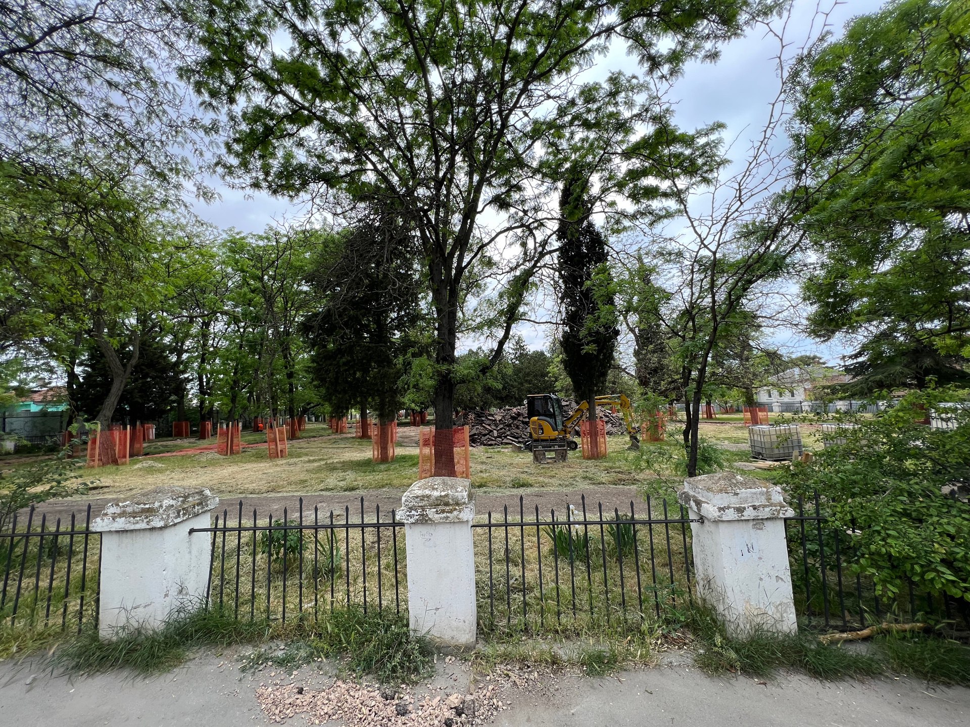 Кипарисы, велодорожки, зоны для отдыха: детали реконструкции Лазаревского сквера в Севастополе