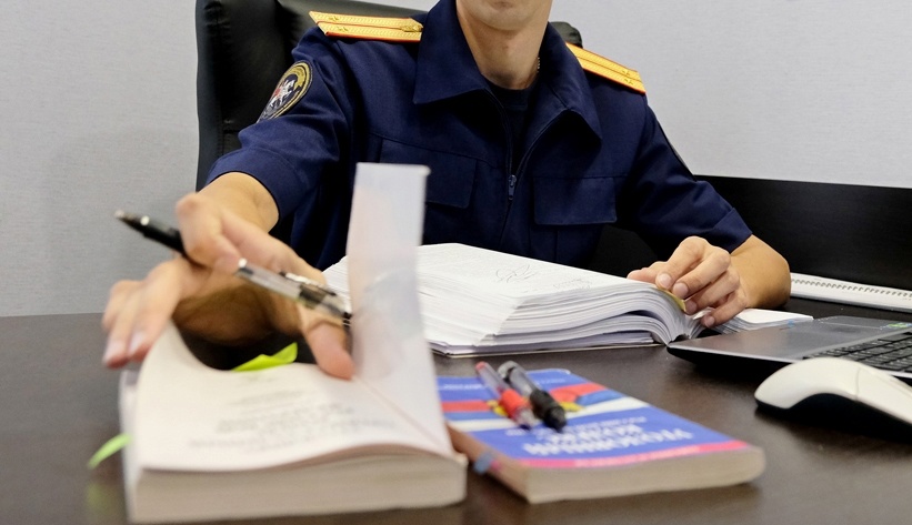 Освобождала осужденных от исполнительных работ: судебного пристава из Крыма обвиняют в серии преступлений
