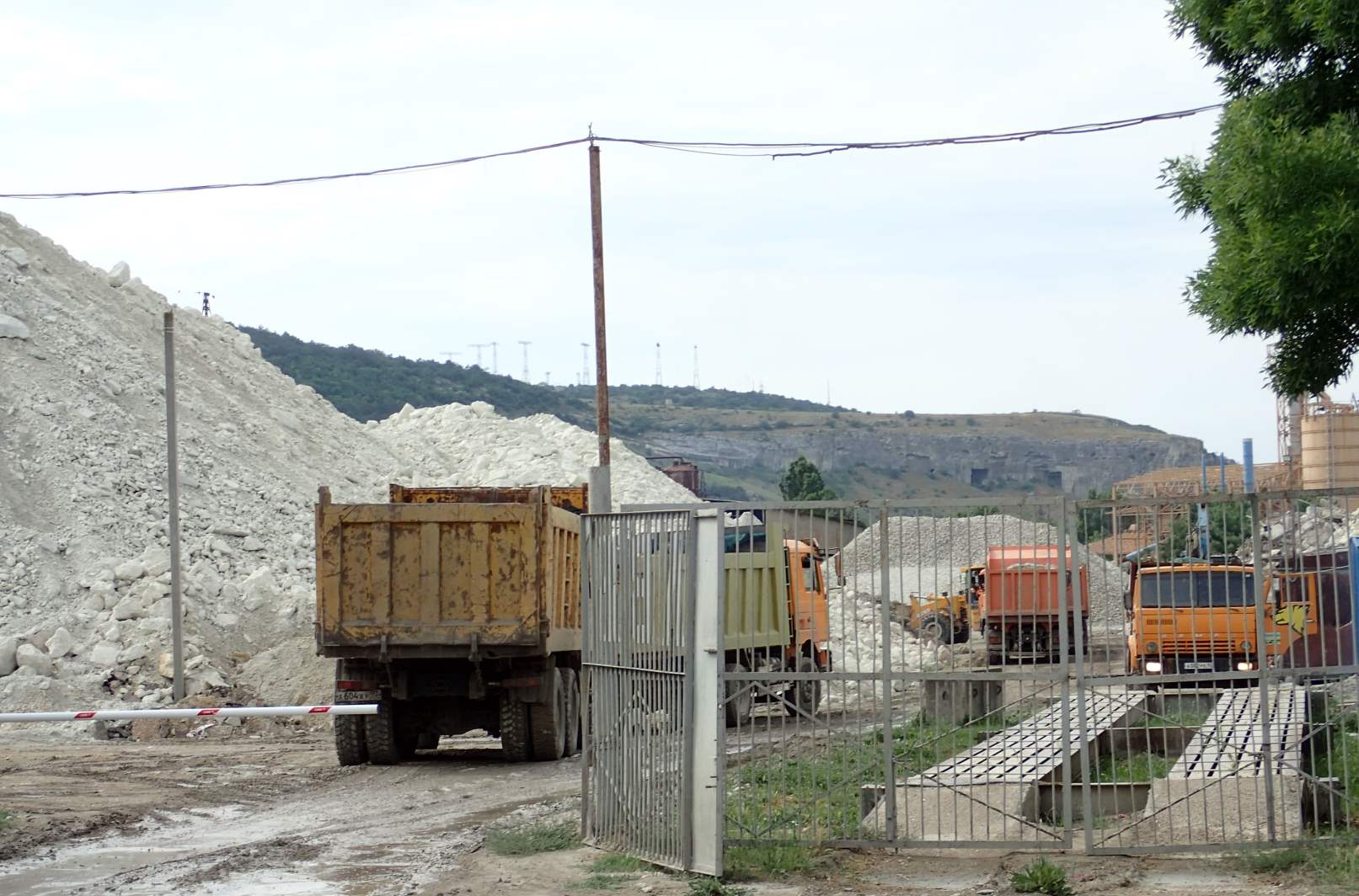 Суд обязал ООО «Чистый город» устранить свалку строительных отходов в Инкермане