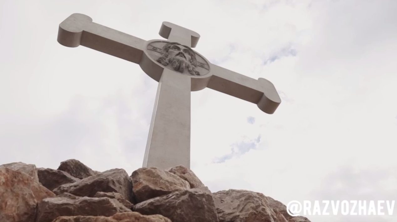 В Севастополе освятили поклонный крест, подаренный городу к 240-летию
