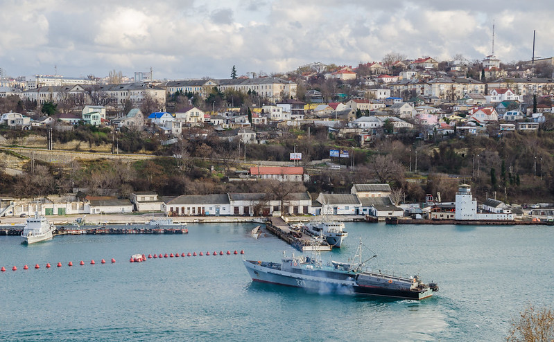 В Южной бухте Севастополя затонул плавдок с судном