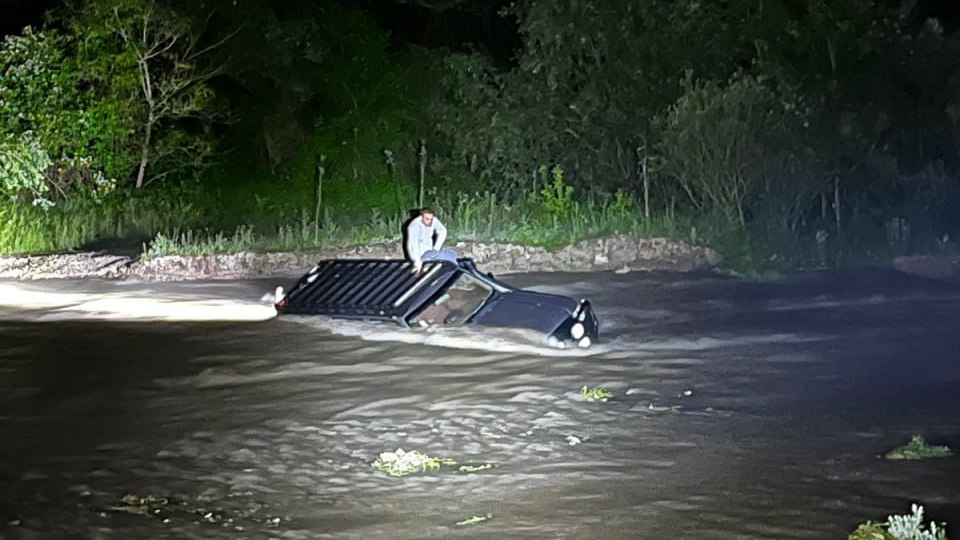 В Крыму упал в реку внедорожник: спасательная операция длилась четыре часа