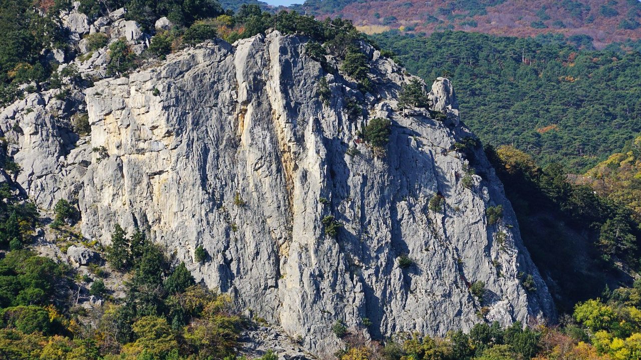 В горах на Южном берегу Крыма на туриста рухнул камень