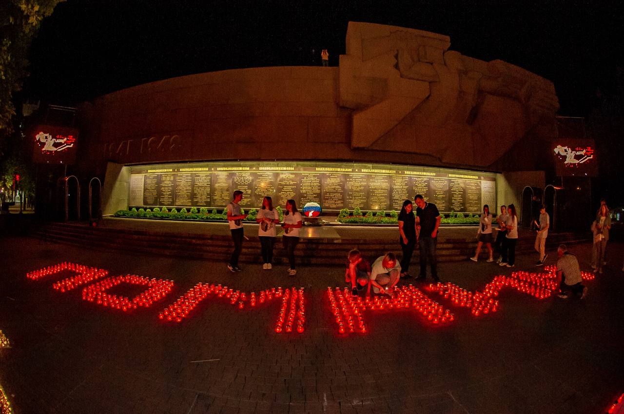 10 тыс. свечей со словом «Помним!»: в Севастополе отметили День памяти и скорби (фото)