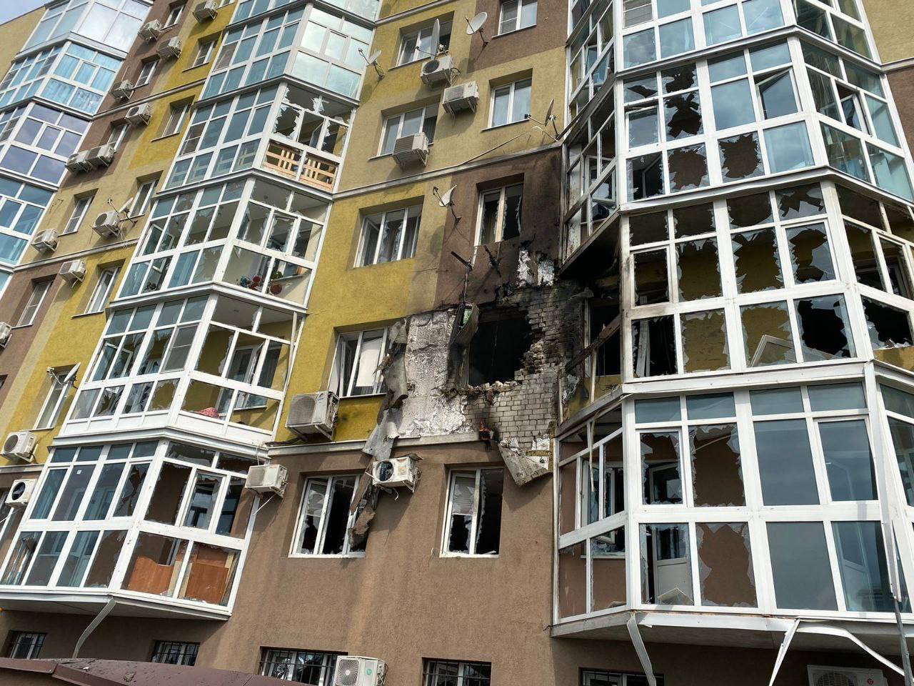 В Воронеже беспилотник врезался в многоэтажку и взорвался