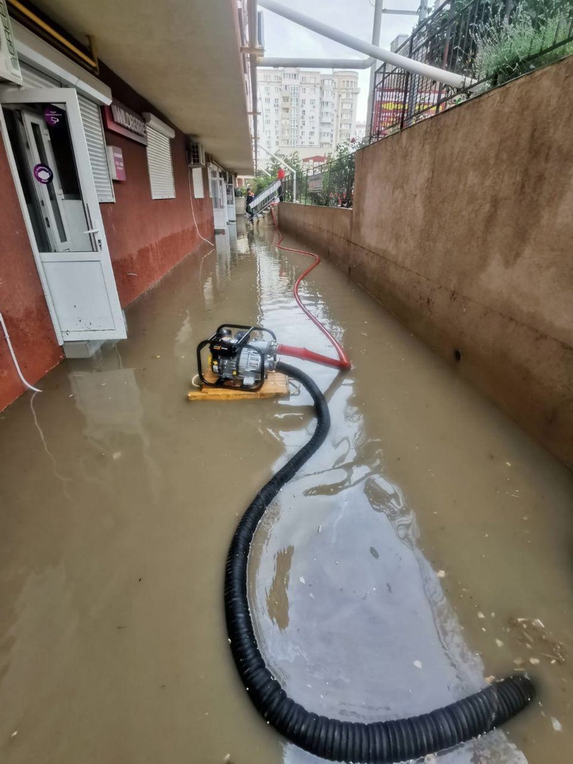 Из затопленного здания в Севастополе эвакуировали семь человек