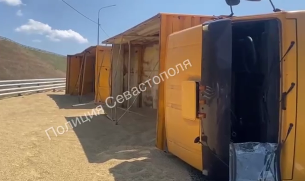 Перевернувшийся под Севастополем грузовик заблокировал въезд в город