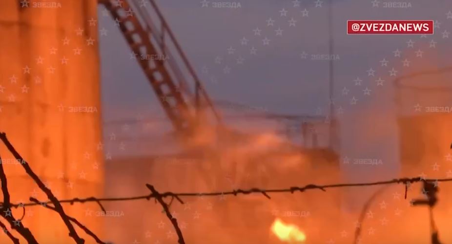 В ДНР в результате ракетного обстрела горит нефтебаза