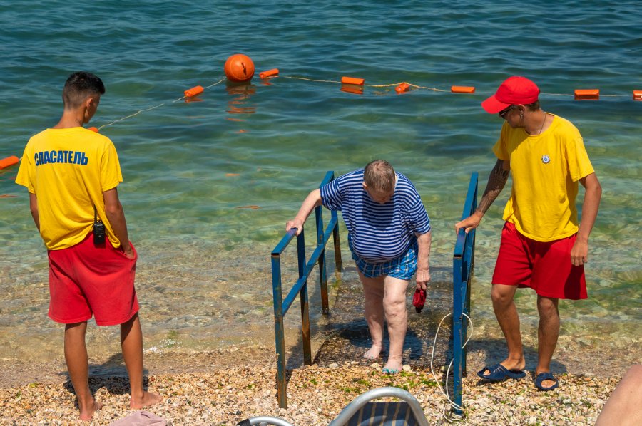 На севастопольском пляже провели оздоровительные занятия для пожилых людей и инвалидов
