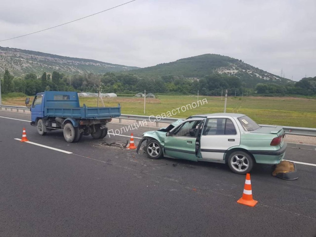 На трассе «Севастополь — Инкерман» столкнулись грузовик и легковой автомобиль