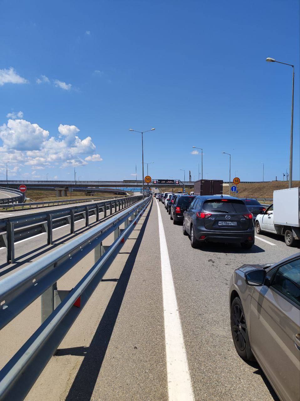 Со стороны Кубани на подъезде к Крымскому мосту стоят более четырех сотен автомобилей