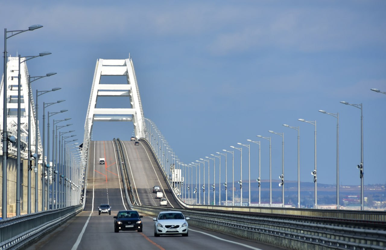 Крымский мост перекрыт для движения транспорта