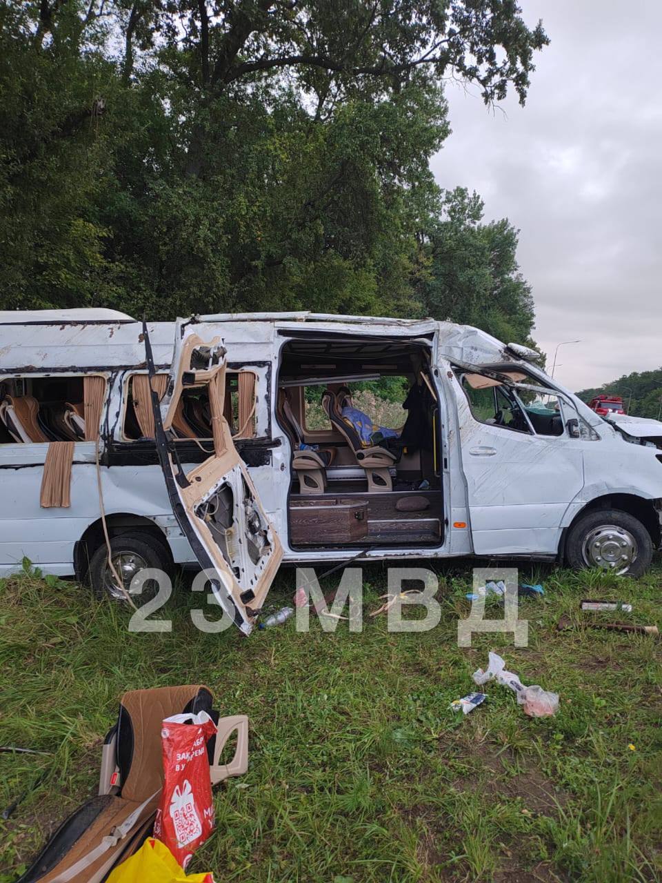 В Краснодарском крае микроавтобус из Симферополя врезался в столб, есть пострадавшие