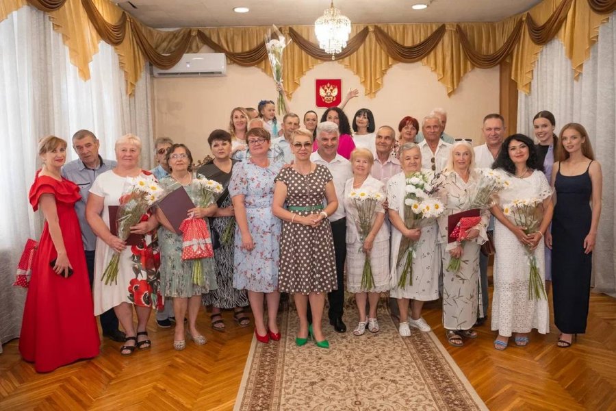 В Севастополе наградили десять пар, проживших в браке более 15 лет