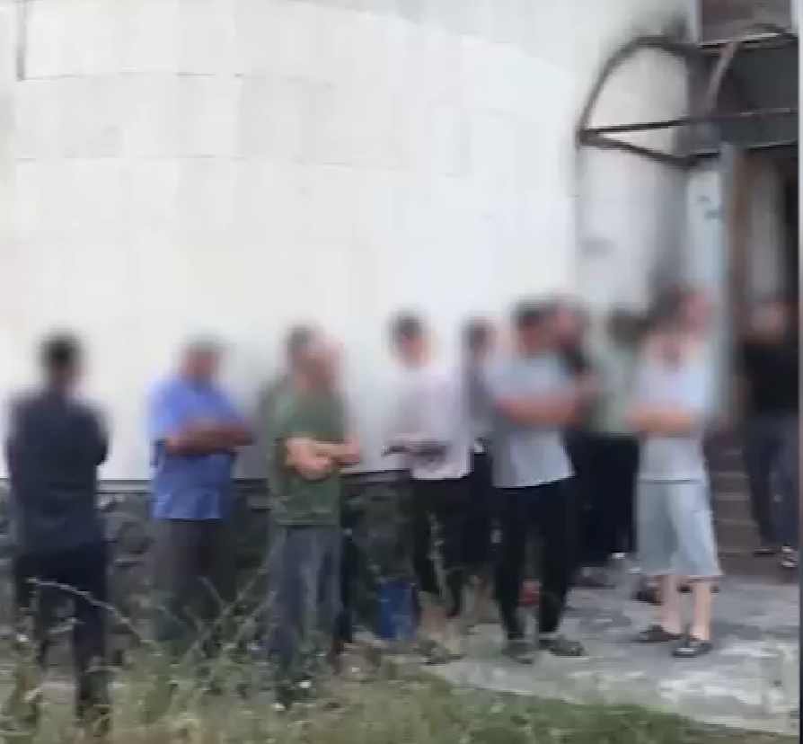 В Евпатории на территории бывшего санатория устроили незаконный хостел для иностранцев (видео)