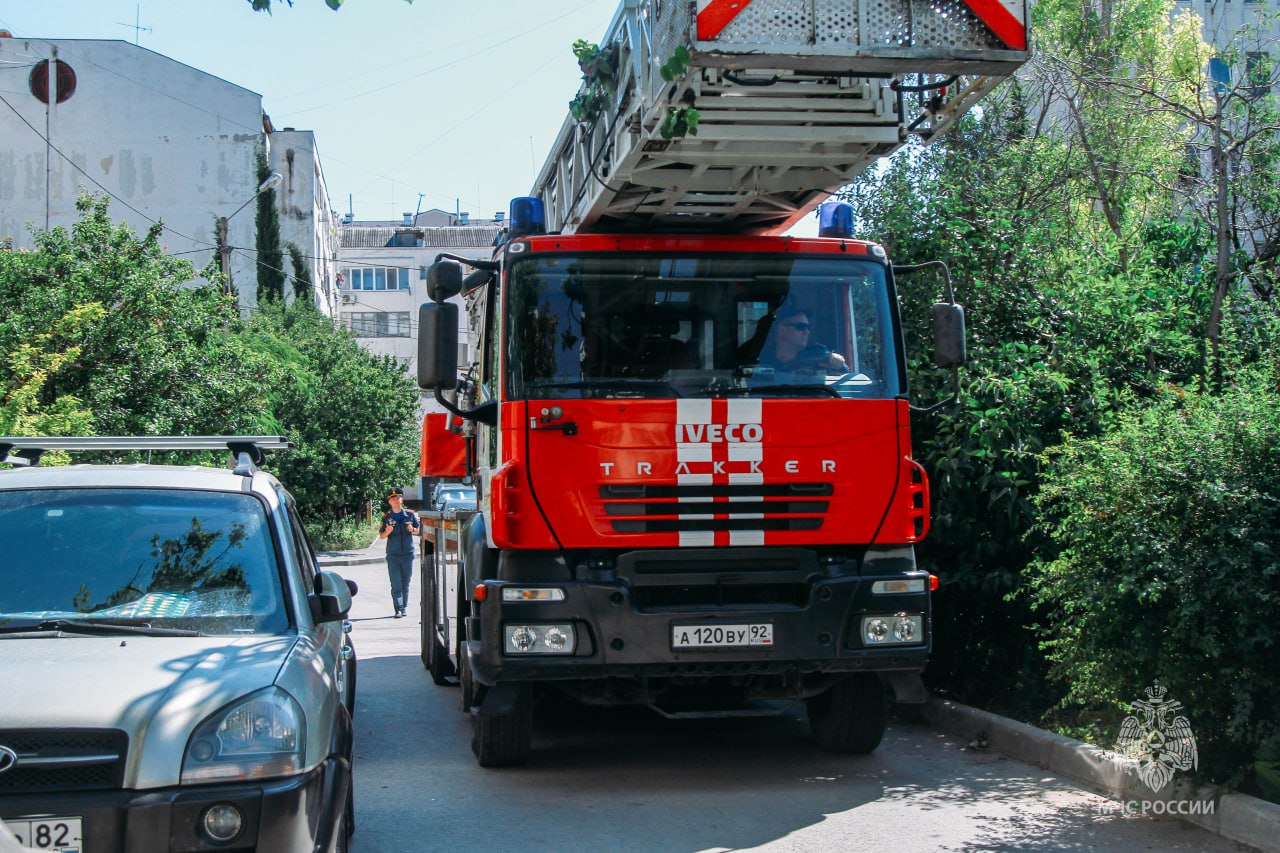 В Севастополе на пожаре в многоквартирном доме погиб человек