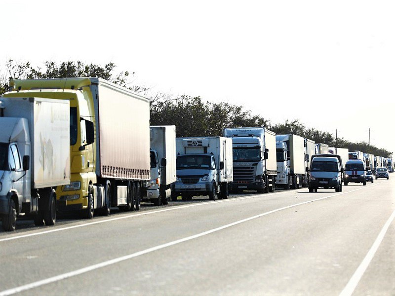 В разных частях Крыма ограничили движение для грузовых автомобилей
