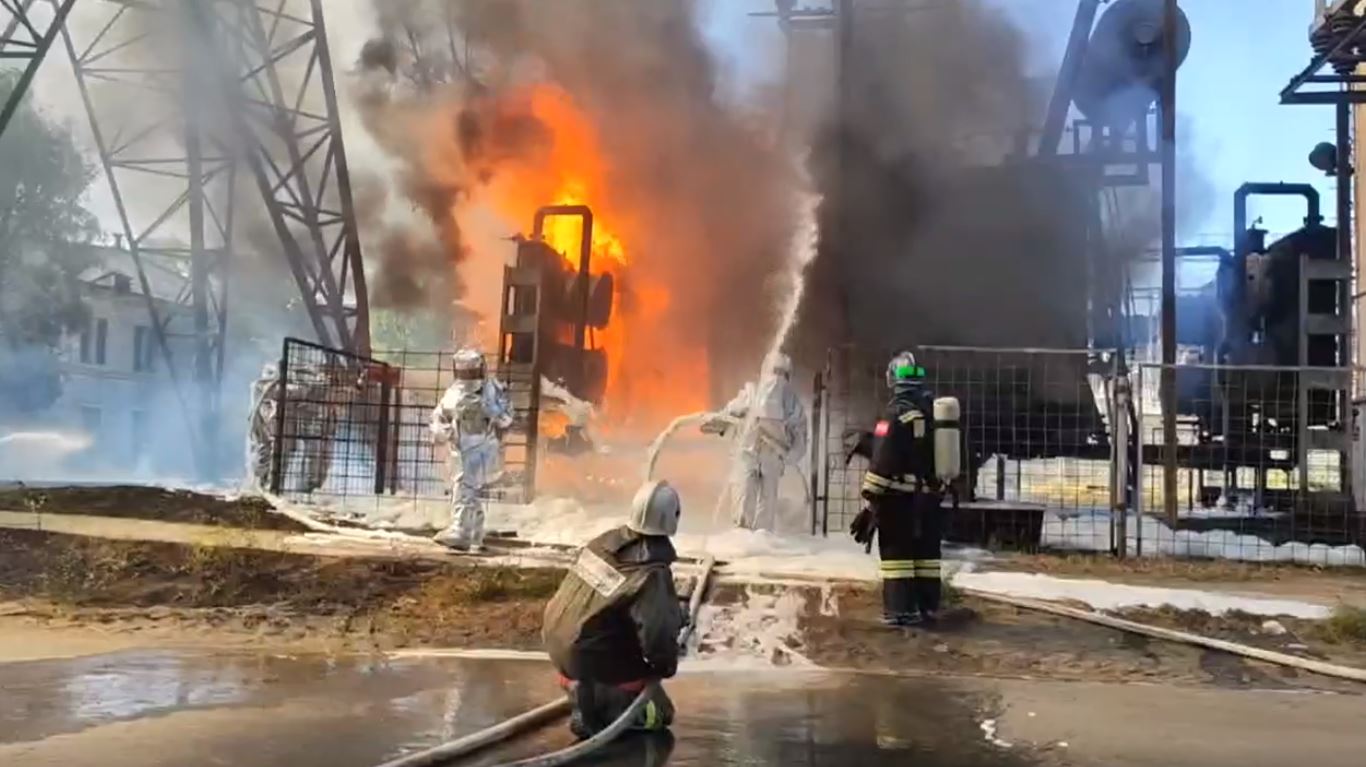 В Волгограде тушат пожар на металлургическом заводе «Красный октябрь»
