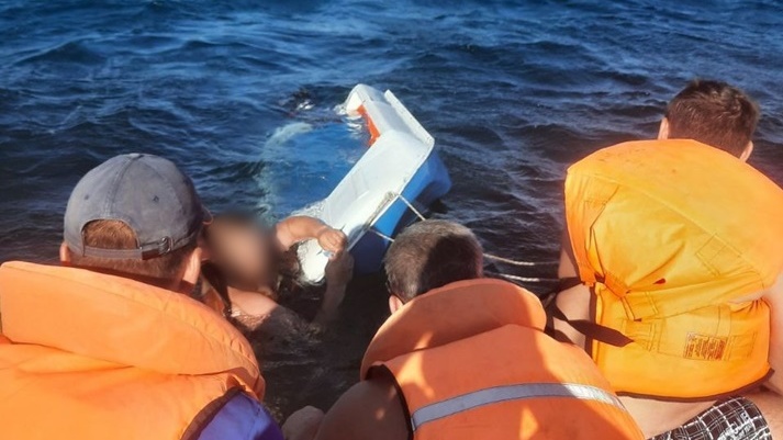 Опрокинулась лодка: в Крыму спасли мужчину с ребенком