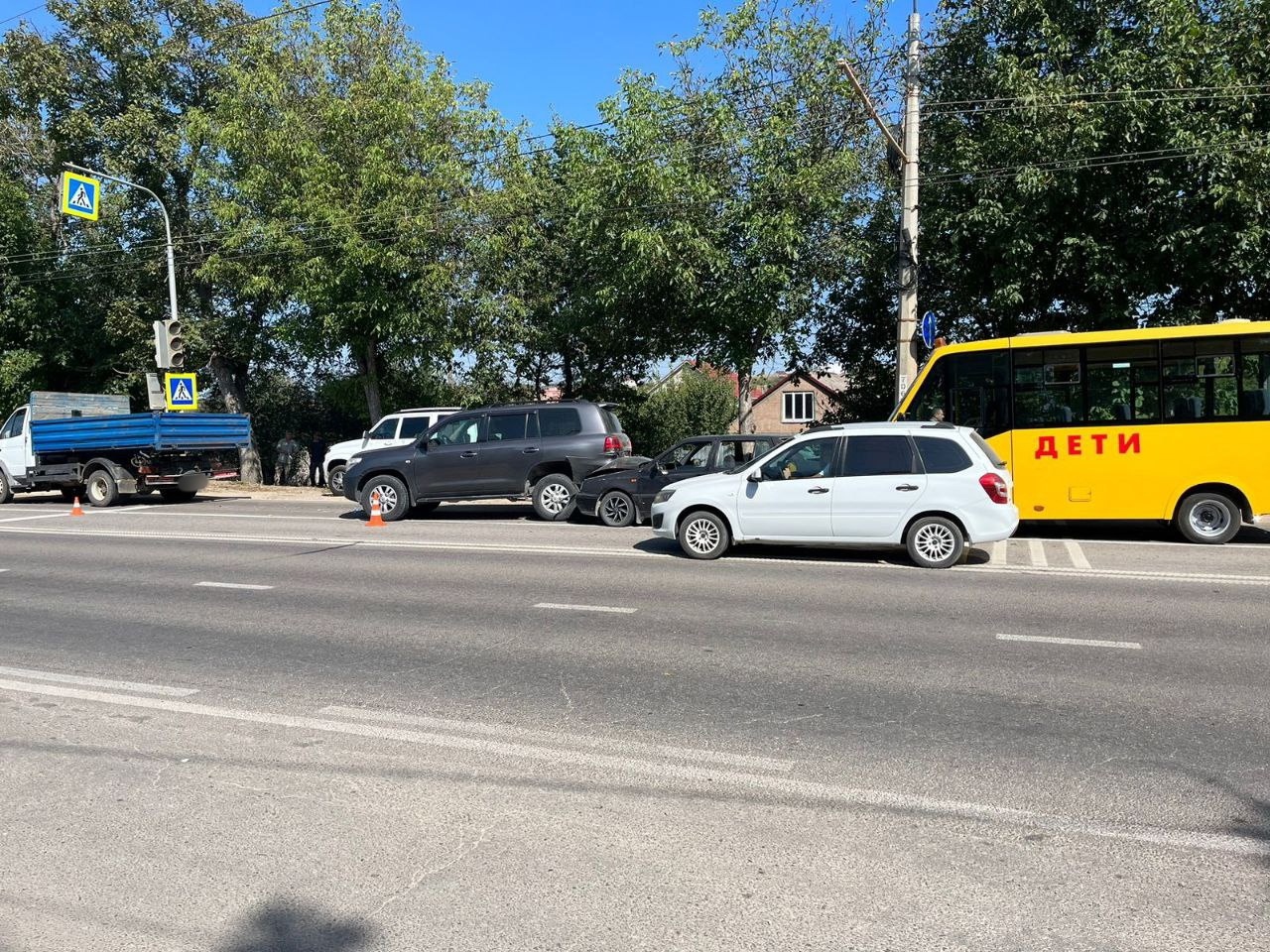 Школьный автобус спровоцировал в Симферополе массовое ДТП с пострадавшими