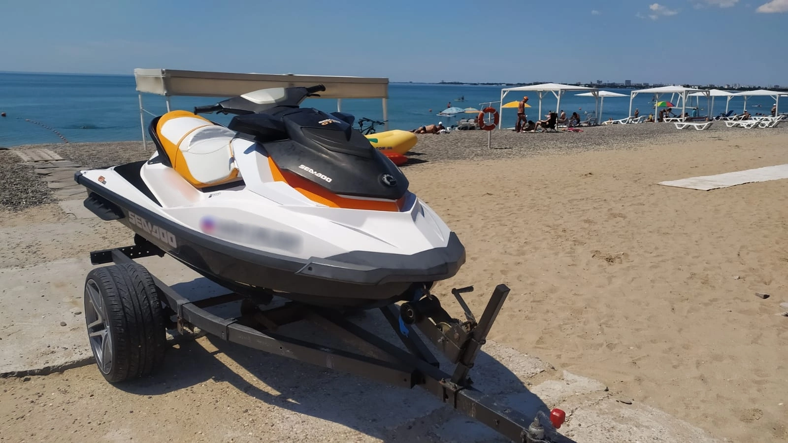 На пляже в Евпатории на крымчанку наехал гидроцикл