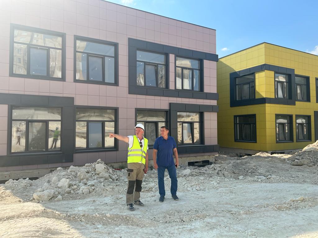 Более 600 мест: в Симферополе продолжается строительство двух детсадов
