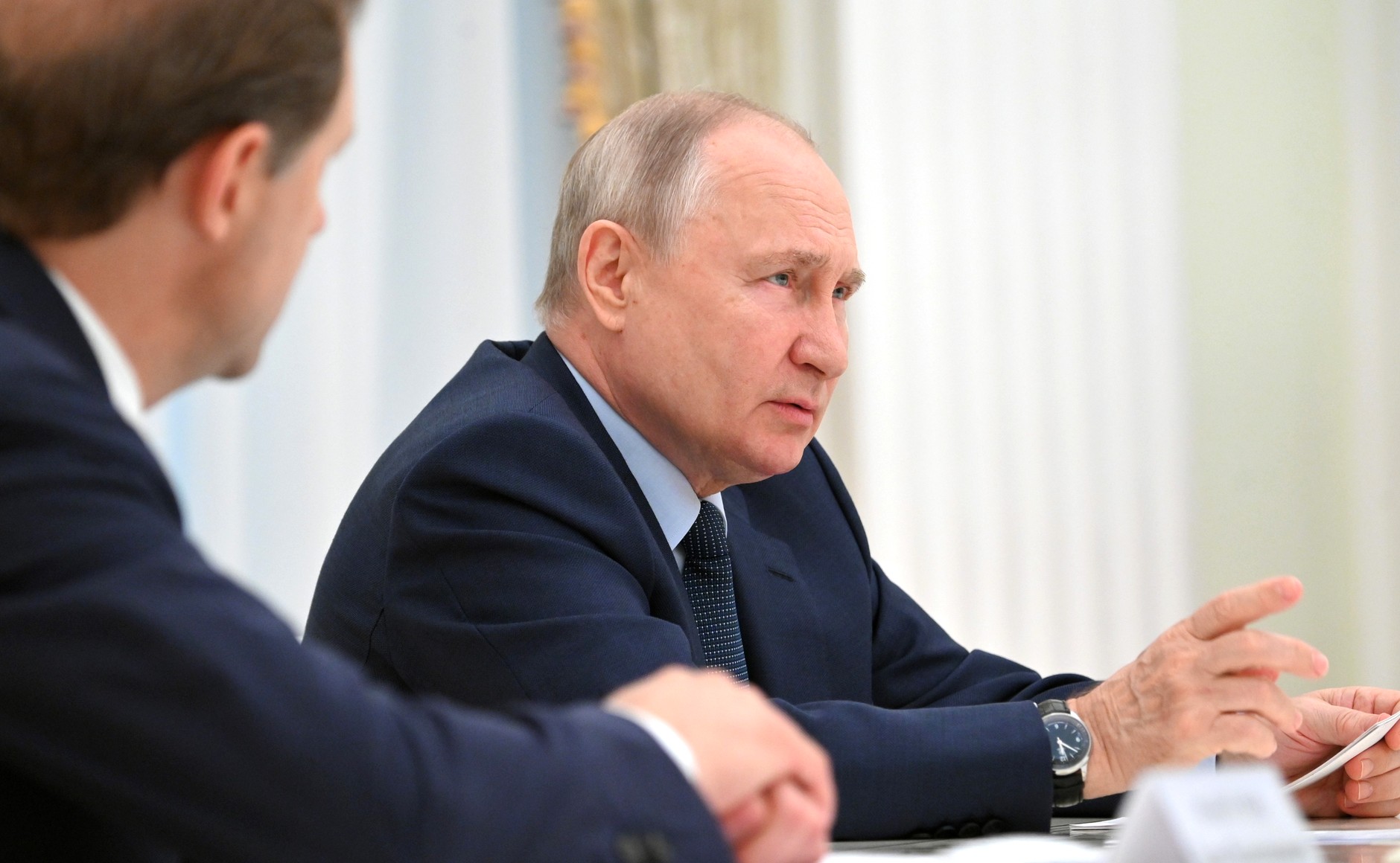 Путин заявил, что все чиновники должны ездить на отечественных машинах