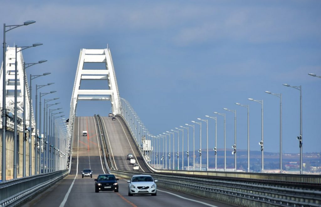 Власти республики опровергли информацию об атаке на Крымский мост и прокомментировали обстановку на нем